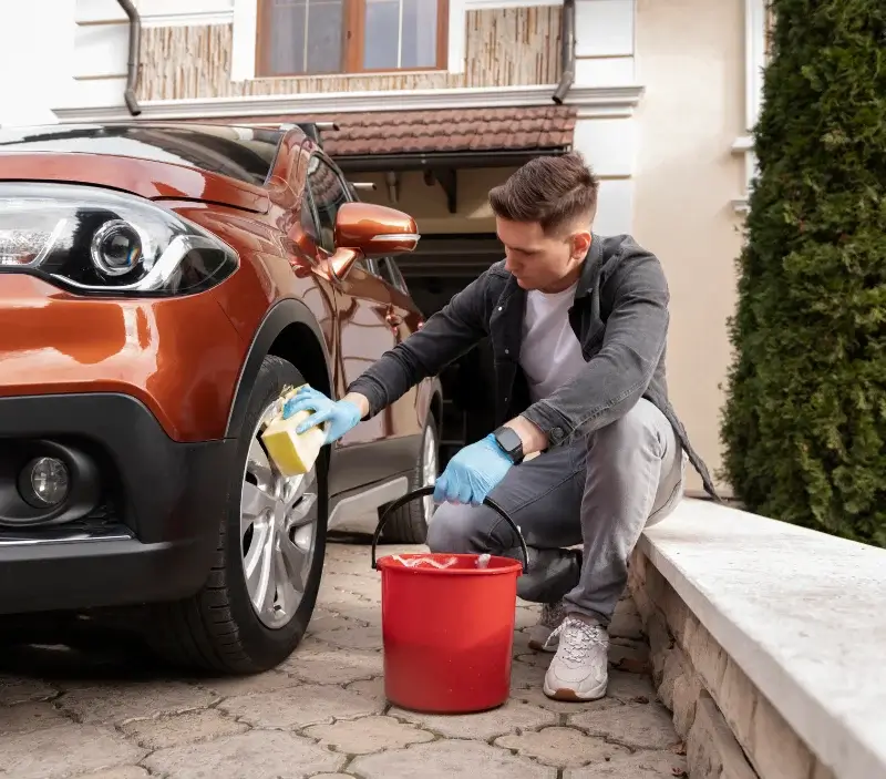 Lavage auto à domicile Marnay-sur-Seine : professionnel intervenant sur un véhicule